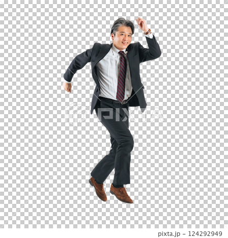 元気にジャンプするミドルエイジ男性ビジネスパーソン　手作業で精密に切り抜いた背景透過全身写真PNG 124292949