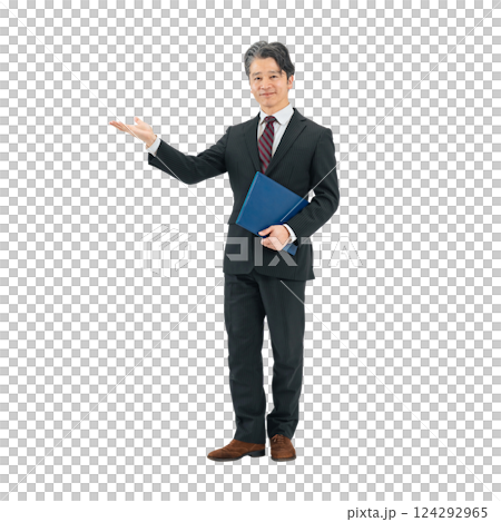 ファイルを持って案内する中高年ビジネスマン　手作業で精密に切り抜いた背景透過全身写真PNG 124292965