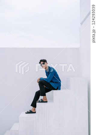 businessman in hurry 124293039