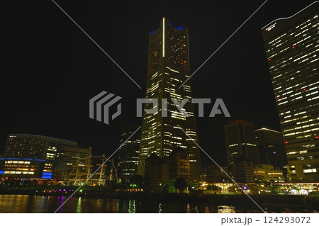 横浜市都市風景夜景みなとみらい地区 ランドマークタワーとビル群 横浜市都市風景夜景みなとみらい地区 ランドマークタワーとビル群 124293072