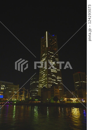 横浜市都市風景夜景みなとみらい地区 ランドマークタワーとビル群 横浜市都市風景夜景みなとみらい地区 ランドマークタワーとビル群 124293073