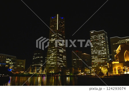 横浜市都市風景夜景みなとみらい地区 ランドマークタワーとビル群 横浜市都市風景夜景みなとみらい地区 ランドマークタワーとビル群 124293074