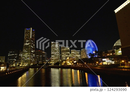 横浜市都市風景夜景みなとみらい地区　ランドマークタワーとビル群 124293090