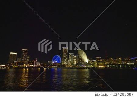 横浜市都市風景夜景みなとみらい地区　ランドマークタワーとビル群 124293097