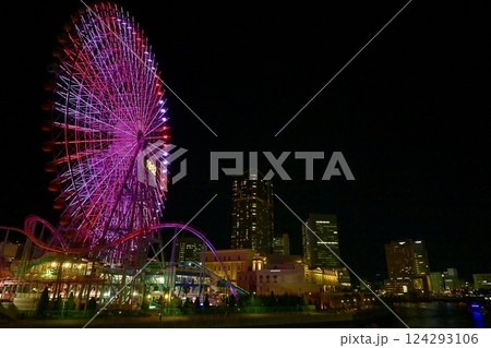 横浜市都市風景夜景みなとみらい地区　 124293106