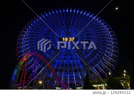 横浜市都市風景夜景みなとみらい地区 横浜市都市風景夜景みなとみらい地区 124293112