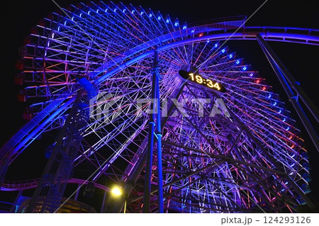 横浜市都市風景夜景みなとみらい地区　コスモクロック21 124293126