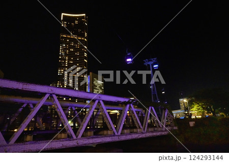 横浜市都市風景夜景みなとみらい地区 ランドマークタワーとビル群 横浜市都市風景夜景みなとみらい地区 ランドマークタワーとビル群 124293144
