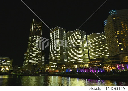 横浜市都市風景夜景みなとみらい地区 ランドマークタワーとビル群 横浜市都市風景夜景みなとみらい地区 ランドマークタワーとビル群 124293149