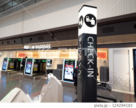羽田空港　第1ターミナルの出発ロビー　東京都 124294183