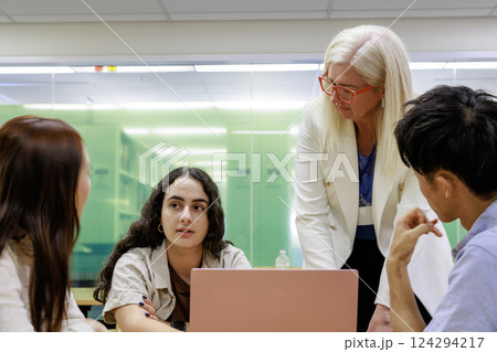 オフィスでミーティングする外国人の男女 124294217