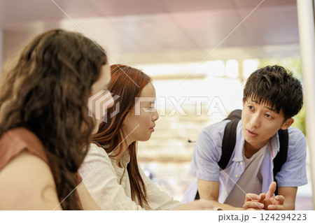 外国人観光客に笑顔で会話する外国語大学生 外国人観光客に笑顔で会話する外国語大学生 124294223