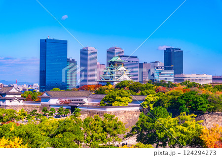 秋の大阪城と大阪ビジネスパーク 124294273