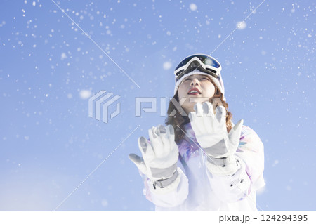 雪を楽しむ女性 124294395