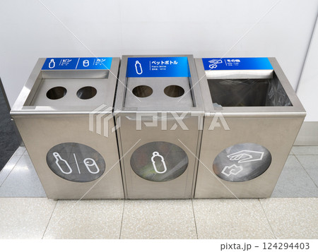 羽田空港の分別式ゴミ箱 羽田空港の分別式ゴミ箱 124294403