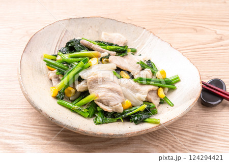 ほうれん草と豚肉のバター炒め 124294421