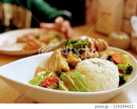 アボカドサラダのランチ 124294422