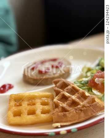 お子様ハンバーグランチ お子様ハンバーグランチ 124294423