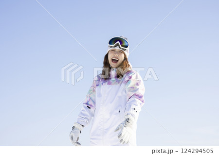 雪を楽しむ女性 124294505