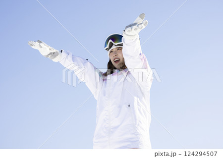 雪を楽しむ女性 雪を楽しむ女性 124294507