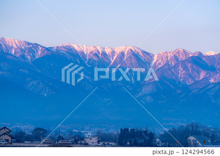 【北アルプス素材】朝焼けに染まる冬の北アルプス【長野県】 124294566