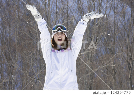 雪を楽しむ女性 雪を楽しむ女性 124294779