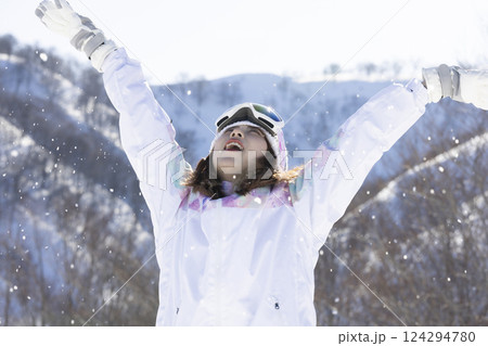 雪を楽しむ女性 124294780