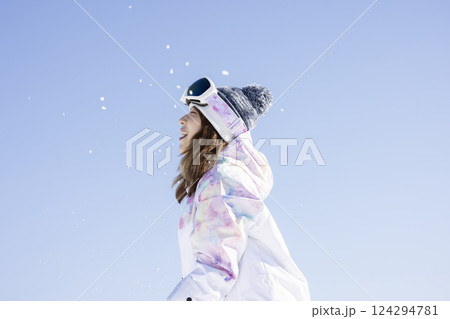雪を楽しむ女性 雪を楽しむ女性 124294781