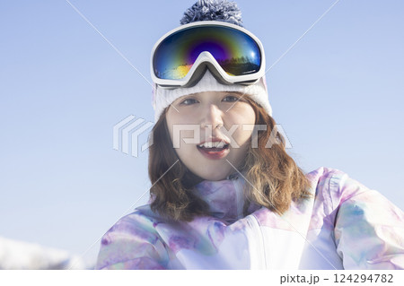 雪を楽しむ女性 雪を楽しむ女性 124294782
