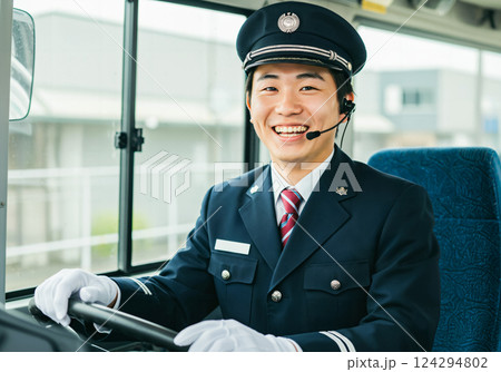 元気な若い男性のバス運転手 124294802