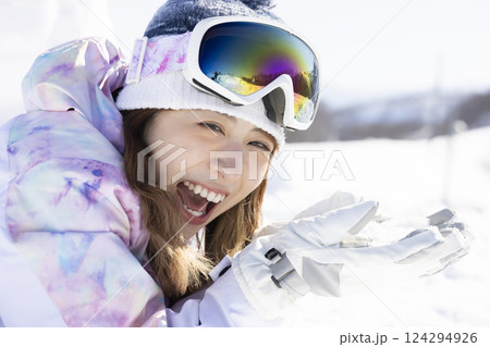 雪を楽しむ女性 124294926