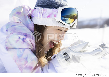 雪を楽しむ女性 雪を楽しむ女性 124294927