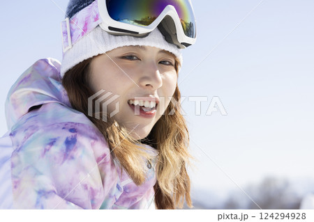 雪を楽しむ女性 124294928