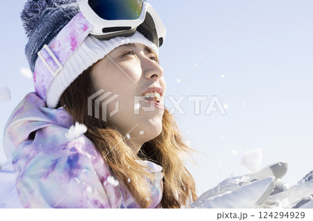 雪を楽しむ女性 雪を楽しむ女性 124294929