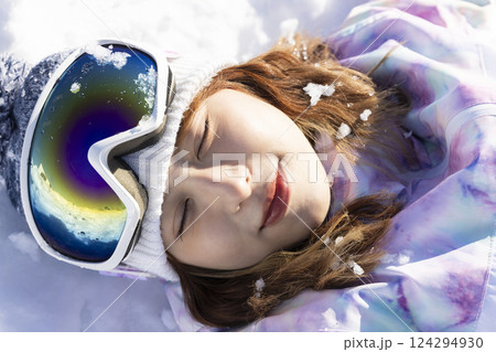 雪を楽しむ女性 124294930
