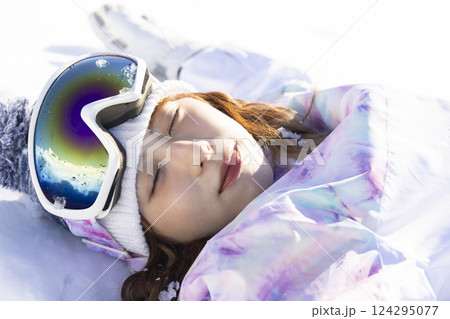 スキーを楽しむ女性 スキーを楽しむ女性 124295077