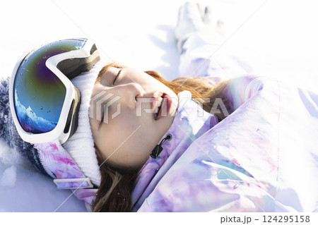 スキーを楽しむ女性 スキーを楽しむ女性 124295158