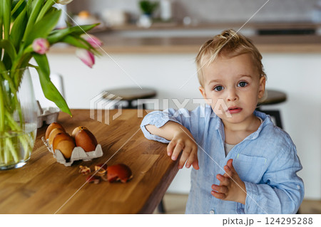 Little boy and easter eggs dyed with onion skins. 124295288