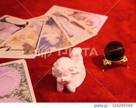 タロットクロスにあるタロットカードと小道具 タロットクロスにあるタロットカードと小道具 124295564