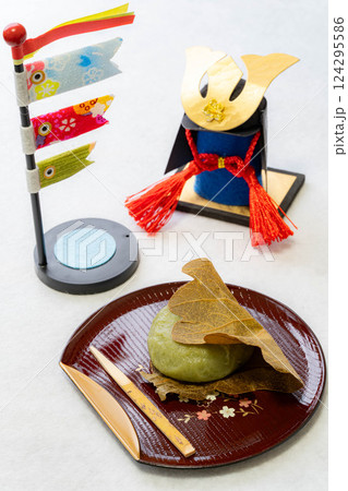【食べ物素材】端午の節句のかしわ餅【物撮り】 【食べ物素材】端午の節句のかしわ餅【物撮り】 124295586