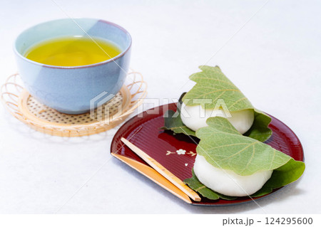 【食べ物素材】端午の節句のかしわ餅【物撮り】 124295600