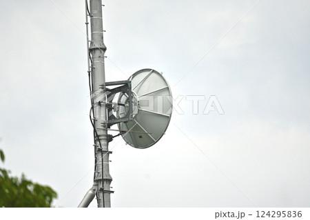 中継局のパラボラアンテナ 124295836