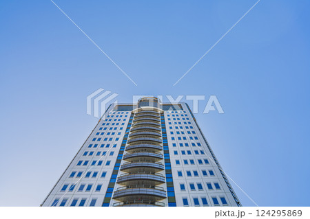 静岡市にある静岡県庁別館を下から見上げる風景(静岡県) 静岡市にある静岡県庁別館を下から見上げる風景(静岡県) 124295869