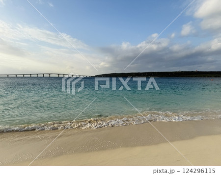 美しい青い海と空  宮古島 与那覇前浜ビーチ 124296115