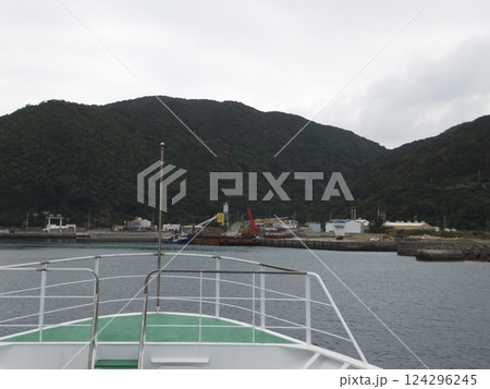 フェリーからの渡嘉敷島 フェリーからの渡嘉敷島 124296245