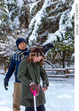 夫婦で雪遊び 124296354