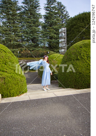 ポーズをとる女性 124296747