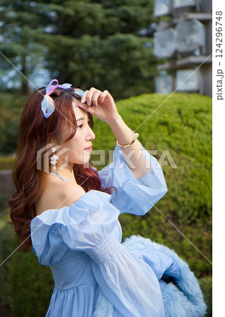 ポーズをとる女性 ポーズをとる女性 124296748