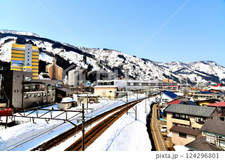 越後湯沢駅周辺を望む(新潟県湯沢町)【2025.3】 124296801