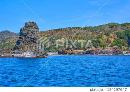 島根県松江市島根町の冠島と象岩を潜戸鼻付近の日本海から見る 124297647